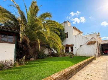 Casa · 200m² · 5 Ambientes · 2 Cocheras · Casa a Reciclar: Jardín, Quincho y Doble Cochera en Olivos