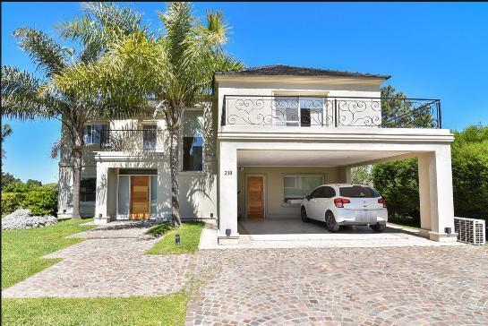 Casa · 270m² · 4 Ambientes · 1 Cochera