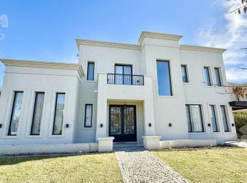 Casa · 225m² · 6 Ambientes · 2 Cocheras · Casa en Alquiler en El Canton - Golf