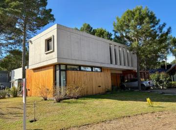 Casa · 186m² · 4 Ambientes · 1 Cochera · Casa en Alquiler en Pinamar - Barrio Pioneros