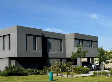 Casa · 387m² · 7 Ambientes · 4 Cocheras · Espectacular Casa en Venta a La Laguna en El Barrio San Gabriel, Villanueva