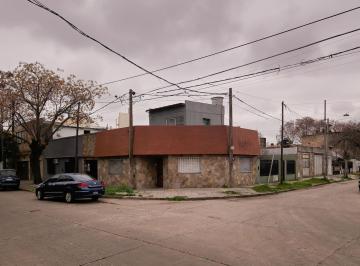 Casa · 80m² · 4 Ambientes · Casa en Venta Barrio Azcuenaga Dos Dorm. Reciclada Terraza Quincho Parrilla Oportunidad