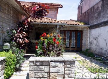 Casa · 198m² · 3 Ambientes · 2 Cocheras · Casa 4 Amb en Ciudadela con Cocheras, Patio, Pileta