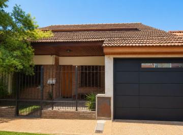 Casa · 206m² · 4 Ambientes · 2 Cocheras · Casa 4 Ambientes en Quilmes Oeste en Venta