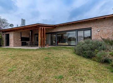Casa · 134m² · 2 Ambientes · 2 Cocheras · Casa en Venta - un Dormitorio, Jardin y Piscina, Cantegril, Funes.