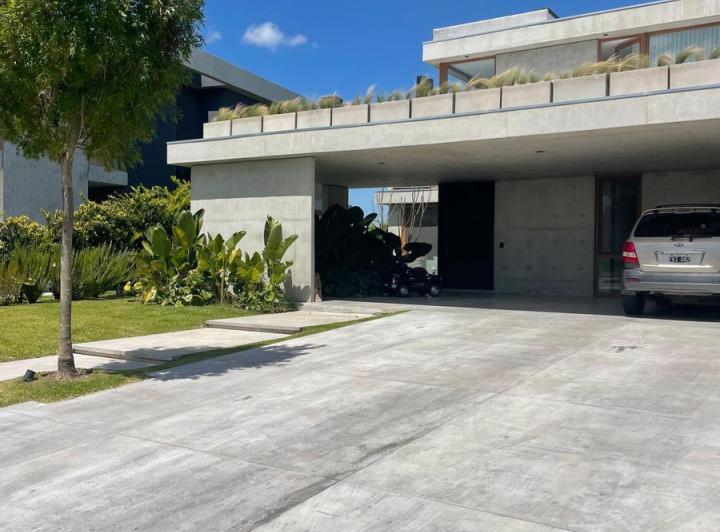 Casa · 318m² · 6 Ambientes · 4 Cocheras
