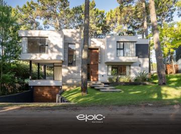 Casa · 240m² · 5 Ambientes · 1 Cochera · Casa en Alquiler Temporal en Barrio Álamos Pinamar