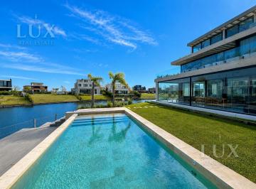 Casa · 550m² · 8 Ambientes · 4 Cocheras · Casa en Venta con 4 Habitaciones en Suite a La Laguna en Virazon, Nordelta