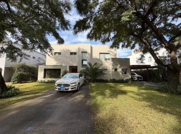 Casa · 235m² · 5 Ambientes · 1 Cochera · Casa en Alquiler - San Isidro Labrador
