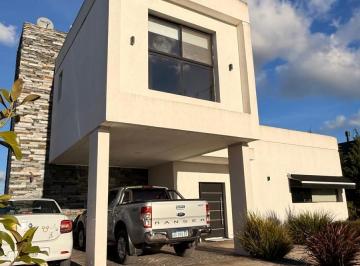 Casa · 180m² · 5 Ambientes · 4 Cocheras · Casa en La Alameda