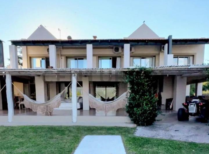 Casa · 470m² · 7 Ambientes · 2 Cocheras