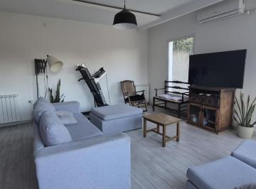 Living integrado con vista al jardín · Casa en Portal del Arauco