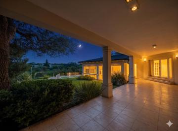 Casa · 728m² · 6 Ambientes · 3 Cocheras · Casa en El Bosque 4 D