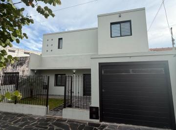 Casa · 6 Ambientes · 1 Cochera · Casa en Alquiler 3 Dorm Alta Cba