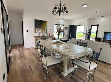 Casa · 180m² · 5 Ambientes · Casa Venta 5 Amb con Pileta Area 60 La Plata