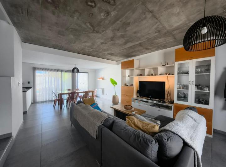 Casa · 182m² · 6 Ambientes · 2 Cocheras