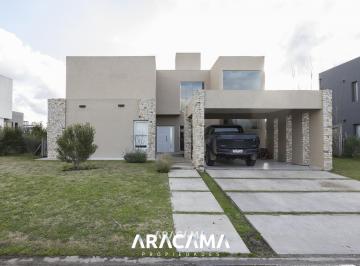 Casa · 190m² · 4 Ambientes · 2 Cocheras · Casa en Alquiler en Lagos de Canning