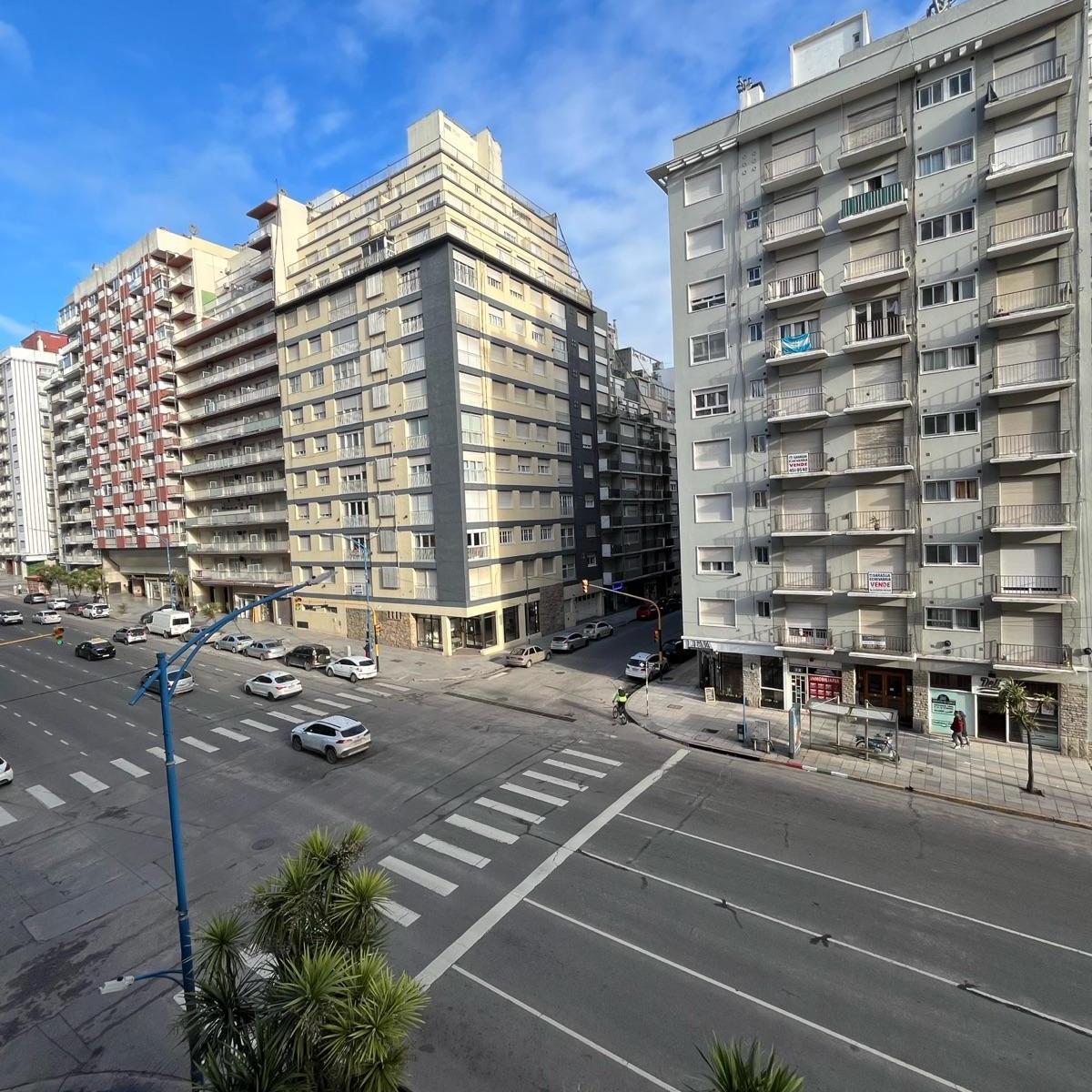 3 ambientes con balcón saliente – A una cuadra del mar