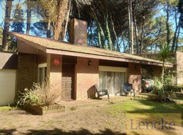 Casa · 148m² · 4 Ambientes · 2 Cocheras · Chalet Clásico en 1 Planta en La Mejor Zona de Carilo, Excelente Estado
