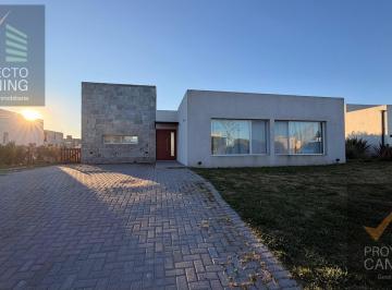 Casa · 136m² · 4 Ambientes · 2 Cocheras · Casa en Venta en Barrio Club de Campo San Lucas, San Vicente