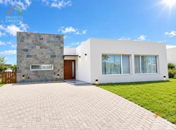 Casa · 136m² · 4 Ambientes · 2 Cocheras · Casa en Venta en Barrio Club de Campo San Lucas, San Vicente