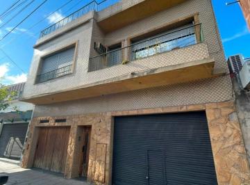 Casa de 5 ambientes, Lanús · Casa Desarrollada en 2 Plantas con Local y Cochera. Lote de 9.52 X 19.04 m