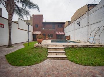 Casa · 240m² · 4 Ambientes · 2 Cocheras · Casa 4 Ambientes en Venta en Bernal con Jardin