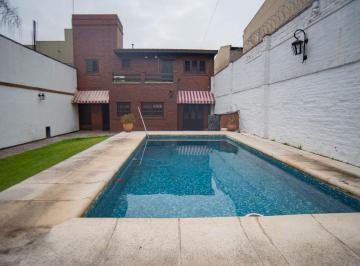 Casa · 240m² · 4 Ambientes · 2 Cocheras · Casa 4 Ambientes en Venta en Bernal con Jardin