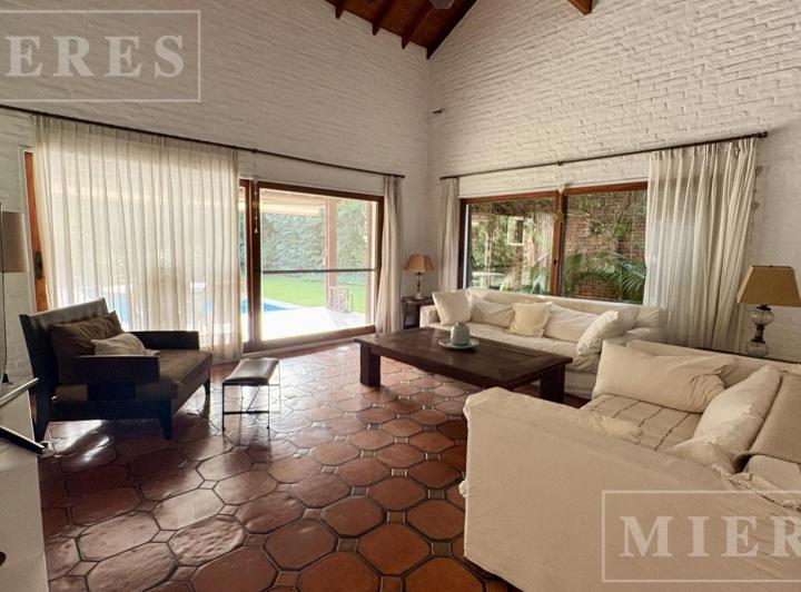Casa · 304m² · 7 Ambientes · 1 Cochera