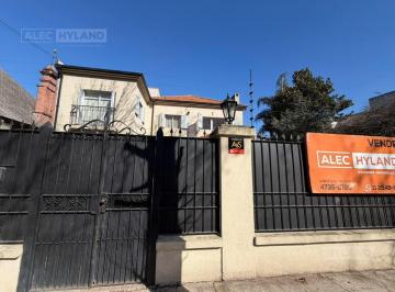 Casa · 300m² · 6 Ambientes · 3 Cocheras · Casa en Venta Refaccionada en Acassuso, San Isidro