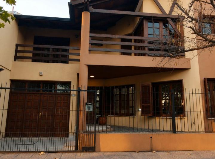 Casa · 239m² · 7 Ambientes · 1 Cochera
