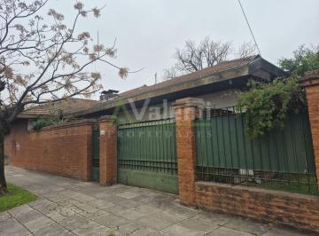 Casa de 4 ambientes, Hurlingham · Chalet 4 Ambientes Sobre Esquina en Venta, con Patio y Cochera, Apto Credito, Hurlingham Centro
