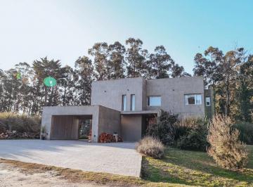 Casa · 280m² · 5 Ambientes · Venta Residencia de Categoría 5 Ambientes - Barrancas de San Benito
