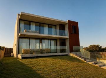 Casa · 31m² · 4 Ambientes · 1 Cochera · Exclusiva Casa en Primera Línea de La Juanita