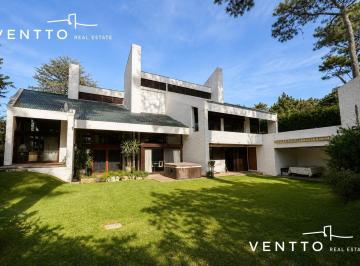 Casa · 1061m² · 5 Ambientes · 1 Cochera · Casa en Venta 4 Suites Cantegril Playa Mansa Punta del Este