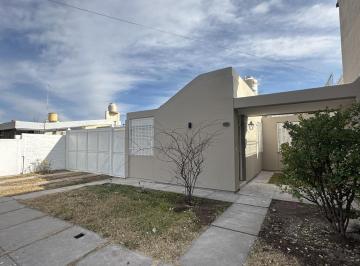 Casa · 86m² · 3 Dormitorios · 2 Cocheras · Casa en Alquiler Sobre Paseo Rawson - 3 Dorm. - San Rafael