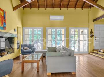 Casa · 250m² · 8 Ambientes · Casa en Los Lagartos con Lote de 800 m