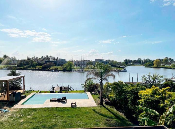 Casa · 324m² · 5 Ambientes · 4 Cocheras