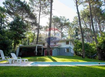 Casa · 200m² · 6 Ambientes · 2 Cocheras · Casa Alquiler Carilo Piscina Climatizada Golf