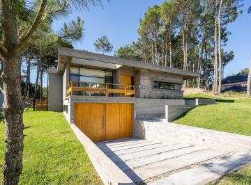 Casa · 235m² · 4 Ambientes · 1 Cochera · Casa en Alquiler Pinamar Alamos