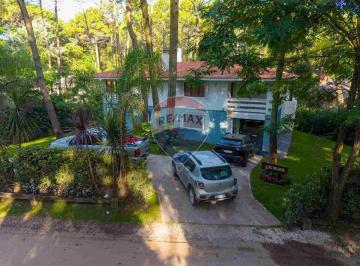 Casa · 220m² · 6 Ambientes · 2 Cocheras · Casa Venta Carilo Piscina Climatizada Golf
