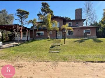 Casa · 240m² · 6 Ambientes · 2 Cocheras · Casa en Venta en Pinamar Norte - Acepta Permuta. Barrio Alamos