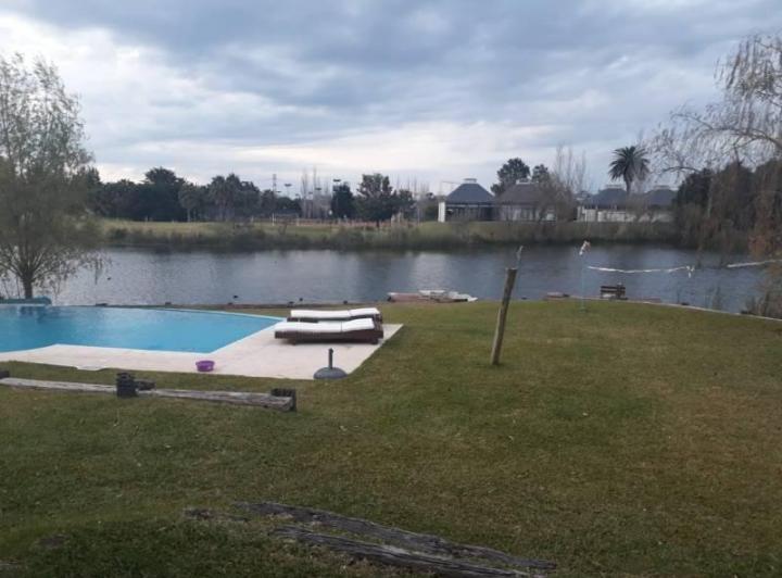 Casa · 300m² · 4 Ambientes · 2 Cocheras