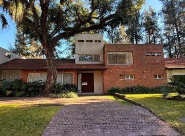 Casa de 6 ambientes, Berazategui · Casa en Venta 6 Amb en El Carmen, Berazatgui. Diseño, Luz y Naturaleza en Perfecta Armonía.