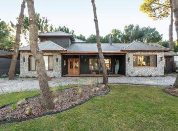 Casa · 240m² · 5 Ambientes · 1 Cochera · Casa en Alquiler La Herradura Pinamar