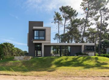 Casa · 204m² · 5 Ambientes · 1 Cochera · Casa en Alquiler Pinamar Alamos