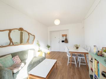 Departamento · 47m² · 3 Ambientes · Colombres y Av San Juan - T/al Contrafrente Todo a Nuevo Balcon V/abierta T/sol Todo Externo