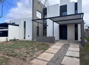 Casa · 130m² · 5 Ambientes · 1 Cochera · Docta Casa Alquiler 3 Dorm. 2 Baños