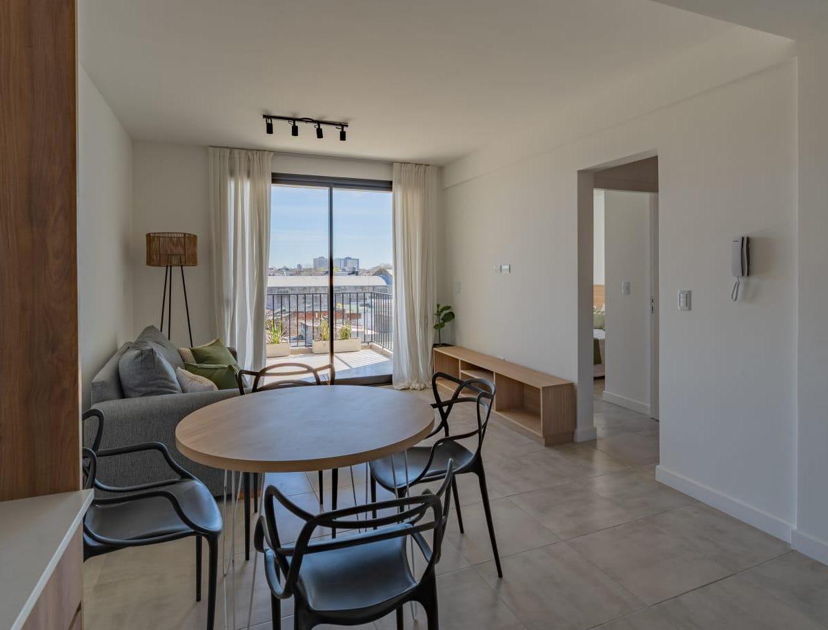 Venta de departamento de 2 ambientes a la calle con balcón y parrilla