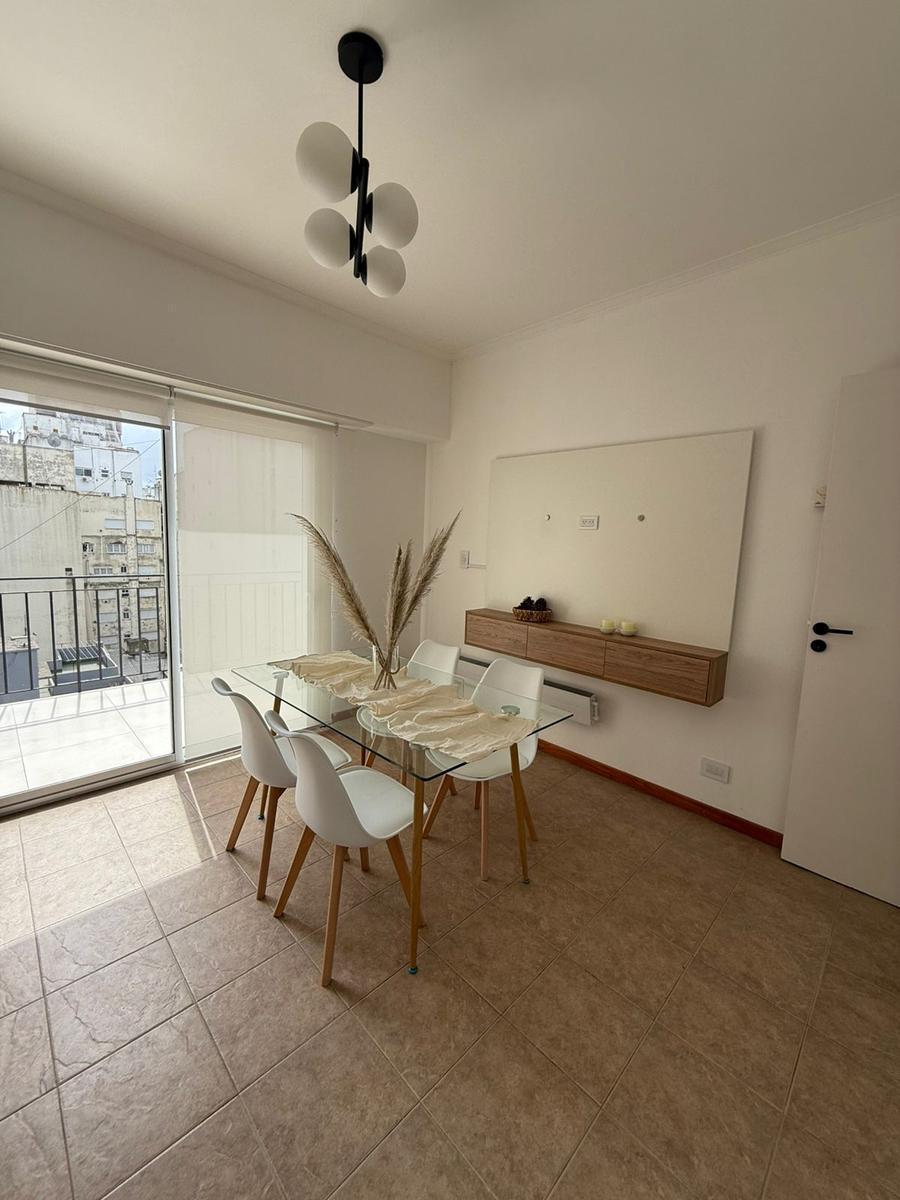 Departamento de 3 ambientes a la calle con balcón terraza